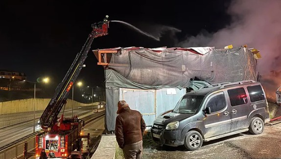 Eskişehir'de korkutan yangın: Marangozhane alevlere teslim oldu